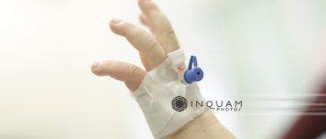 “Oamenii veneau ca la piaţă, să-şi aleagă copiii. Cei mai frumoşi şi bucălaţi erau luaţi în braţe şi li se schimba viaţa”. Povestea lui Andrei, infectat cu HIV în spital, în anii 90 şi abandonat. Când a aflat de boală şi ce spune despre discriminare