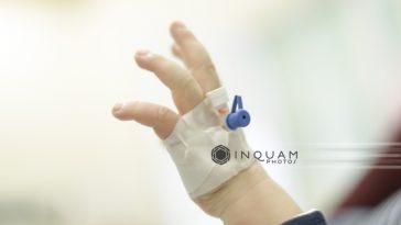 “Oamenii veneau ca la piaţă, să-şi aleagă copiii. Cei mai frumoşi şi bucălaţi erau luaţi în braţe şi li se schimba viaţa”. Povestea lui Andrei, infectat cu HIV în spital, în anii 90 şi abandonat. Când a aflat de boală şi ce spune despre discriminare