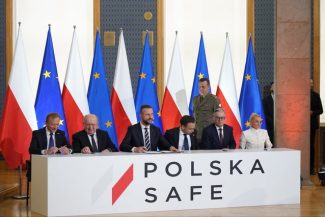 Polonia semnează cu Bruxelles-ul un împrumut de 44 de miliarde de euro pentru modernizarea armatei sale