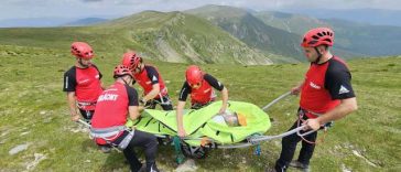Salvamont România, despre „Transylvania 100”: Considerăm necesară o analiză serioasă şi responsabilă privind organizarea competiţiilor în mediul montan, în special în perioade cu riscuri majore pentru participanţi/ Eforturile salvatorilor montani VIDEO