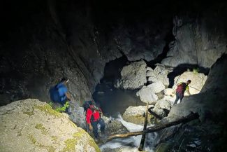 Argeş: Doi turişti echipaţi necorespunzător care au rămas blocaţi pe traseul din Canionul Valea lui Stan, recuperaţi de salvamontişti şi jandarmi/ În zonă fusese semnalată prezenţa mai multor urşi