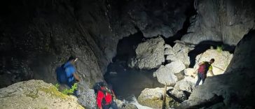 Argeş: Doi turişti echipaţi necorespunzător care au rămas blocaţi pe traseul din Canionul Valea lui Stan, recuperaţi de salvamontişti şi jandarmi/ În zonă fusese semnalată prezenţa mai multor urşi