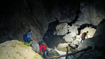 Argeş: Doi turişti echipaţi necorespunzător care au rămas blocaţi pe traseul din Canionul Valea lui Stan, recuperaţi de salvamontişti şi jandarmi/ În zonă fusese semnalată prezenţa mai multor urşi
