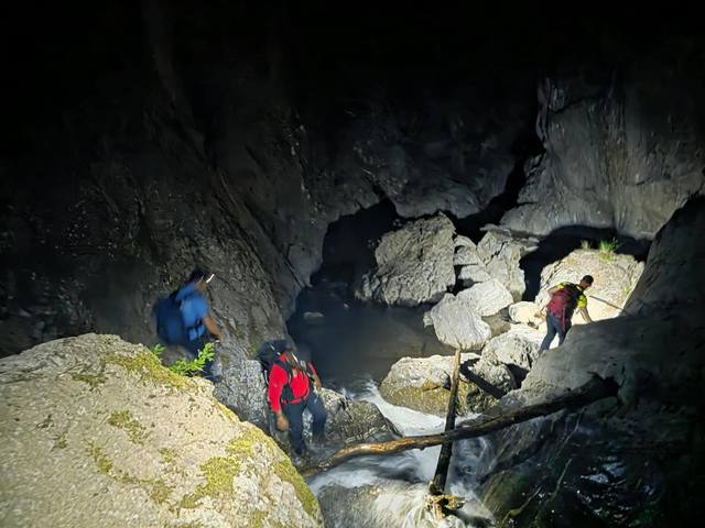 Argeş: Doi turişti echipaţi necorespunzător care au rămas blocaţi pe traseul din Canionul Valea lui Stan, recuperaţi de salvamontişti şi jandarmi/ În zonă fusese semnalată prezenţa mai multor urşi