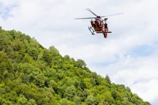 Intervenţii ale salvamontiştilor din Zărneşti pentru recuperarea unor turişti accidentaţi/ Bărbat care a alunecat în zona ”La grote”, luat cu elicopterul/ Femeie lovită în cap de o piatră, recuperată terestru