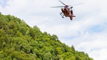Intervenţii ale salvamontiştilor din Zărneşti pentru recuperarea unor turişti accidentaţi/ Bărbat care a alunecat în zona ”La grote”, luat cu elicopterul/ Femeie lovită în cap de o piatră, recuperată terestru