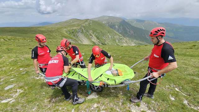 Salvamont România, despre „Transylvania 100”: Considerăm necesară o analiză serioasă şi responsabilă privind organizarea competiţiilor în mediul montan, în special în perioade cu riscuri majore pentru participanţi/ Eforturile salvatorilor montani VIDEO