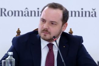 Alexandru Rogobete: Astăzi, la Guvern, se semnează contractul de execuţie a Spitalului Regional de Urgenţă de la Cluj. Putem spune că toate cele trei spitale regionale din România sunt în construcţie, termenul lor de execuţie fiind de 40 de luni