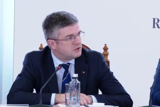 Irineu Darău, explicaţii cu privire la motivele pentru care decontează transport ca parlamentar, deşi beneficiază de pază, ca ministru