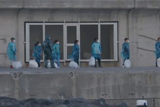 Ultimii pasageri părăsesc nava de croazieră lovită de virus, în timp ce alţi trei sunt testaţi pozitiv