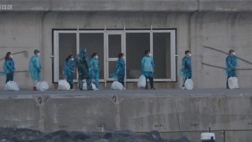 Ultimii pasageri părăsesc nava de croazieră lovită de virus, în timp ce alţi trei sunt testaţi pozitiv