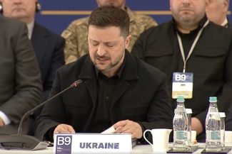 Summitul B9 – Volodimir Zelenski: Contăm pe sprijin european, pe pachetul de 90 de miliarde de euro, pentru a putea să ne apucăm de lucru, nu mai târziu de iunie, pentru producerea dronelor / Trebuie dovenit că NATO e puternic şi nu se va dezmembra