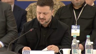 Summitul B9 – Volodimir Zelenski: Contăm pe sprijin european, pe pachetul de 90 de miliarde de euro, pentru a putea să ne apucăm de lucru, nu mai târziu de iunie, pentru producerea dronelor / Trebuie dovenit că NATO e puternic şi nu se va dezmembra