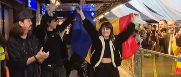 Alexandra Căpitănescu, primită cu aplauze pe Aeroportul Otopeni: A fost o experienţă extraordinar de frumoasă dar şi foarte grea / Suntem câştigătorii inimilor şi asta e mai important decât nişte note