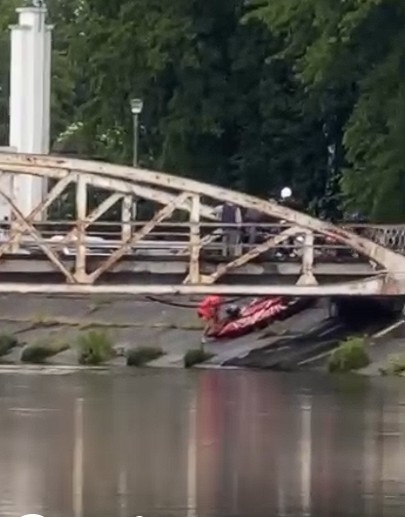 Gorj: Bărbat salvat după ce a căzut în apele râului Jiu