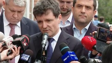 Nicuşor Dan, la blocul lovit de dronă, în Galaţi: Am fost cu cei de la Poliţia Naţională, investigaţii criminale şi am văzut urma exploziei / Despre dronă: Estimarea lor e cel puţin 30 de kilograme şi explozibil clasic