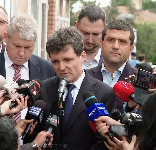Nicuşor Dan, la blocul lovit de dronă, în Galaţi: Am fost cu cei de la Poliţia Naţională, investigaţii criminale şi am văzut urma exploziei / Despre dronă: Estimarea lor e cel puţin 30 de kilograme şi explozibil clasic