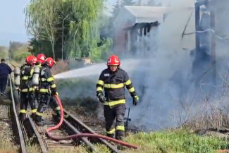Incendiu puternic într-o comună din Buzău: Un grajd, furaje şi un parc auto au fost cuprinse de flăcări/ Trei cai şi un mânz au murit arşi de vii – VIDEO