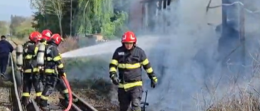 Incendiu puternic într-o comună din Buzău: Un grajd, furaje şi un parc auto au fost cuprinse de flăcări/ Trei cai şi un mânz au murit arşi de vii – VIDEO