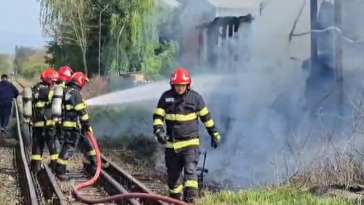 Incendiu puternic într-o comună din Buzău: Un grajd, furaje şi un parc auto au fost cuprinse de flăcări/ Trei cai şi un mânz au murit arşi de vii – VIDEO