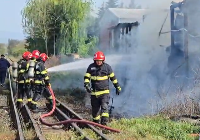 Incendiu puternic într-o comună din Buzău: Un grajd, furaje şi un parc auto au fost cuprinse de flăcări/ Trei cai şi un mânz au murit arşi de vii – VIDEO