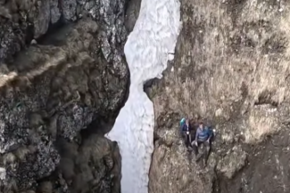 Doi turişti din Capitală, căzuţi aproximativ 100 de metri din Brâna Mare a Caraimanului, în Bucegi, au fost salvaţi de salvamontiştii prahoveni/ A fost solicitată intervenţia unui elicopter al IGAv/ Un bărbat are traumatisme la umăr şi la torace VIDEO
