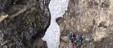 Doi turişti din Capitală, căzuţi aproximativ 100 de metri din Brâna Mare a Caraimanului, în Bucegi, au fost salvaţi de salvamontiştii prahoveni/ A fost solicitată intervenţia unui elicopter al IGAv/ Un bărbat are traumatisme la umăr şi la torace VIDEO