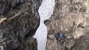 Doi turişti din Capitală, căzuţi aproximativ 100 de metri din Brâna Mare a Caraimanului, în Bucegi, au fost salvaţi de salvamontiştii prahoveni/ A fost solicitată intervenţia unui elicopter al IGAv/ Un bărbat are traumatisme la umăr şi la torace VIDEO