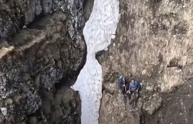 Doi turişti din Capitală, căzuţi aproximativ 100 de metri din Brâna Mare a Caraimanului, în Bucegi, au fost salvaţi de salvamontiştii prahoveni/ A fost solicitată intervenţia unui elicopter al IGAv/ Un bărbat are traumatisme la umăr şi la torace VIDEO