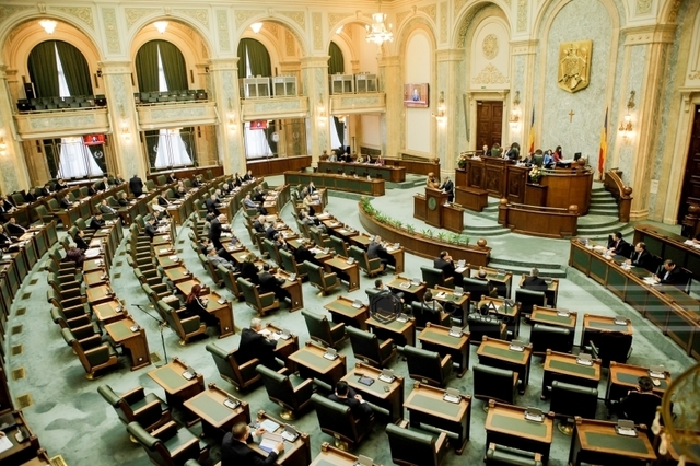 Funcţionari publici din Senat dezaprobă viitoarea lege a salarizării: Nu respectă principiile echităţii, ierarhizării corecte şi recunoaşterii responsabilităţii reale a muncii/ Ce solicită sindicaliştii