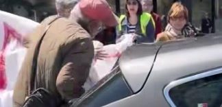 O maşină a intrat într-o mulţime de manifestanţi antiguvernamentali la Belgrad