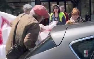 O maşină a intrat într-o mulţime de manifestanţi antiguvernamentali la Belgrad