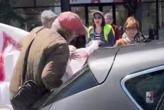 O maşină a intrat într-o mulţime de manifestanţi antiguvernamentali la Belgrad