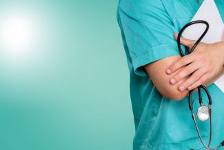 Cinci cadre medicale de la spitalul din Bolintin, reţinute pentru luare de mită/ Acestea sunt acuzate că ar fi pretins şi primit bani de la paciente pentru intervenţii chirurgicale, ecografii sau consultaţii/ Ce au găsit anchetatorii la percheziţii