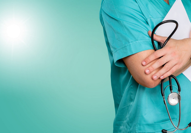 Cinci cadre medicale de la spitalul din Bolintin, reţinute pentru luare de mită/ Acestea sunt acuzate că ar fi pretins şi primit bani de la paciente pentru intervenţii chirurgicale, ecografii sau consultaţii/ Ce au găsit anchetatorii la percheziţii