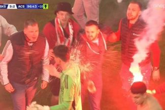 Haos la derbiul oraşului Praga. Meciul dintre Slavia şi Sparta, abandondat după ce fanii au invadat terenul – VIDEO