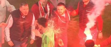 Haos la derbiul oraşului Praga. Meciul dintre Slavia şi Sparta, abandonat după ce fanii au invadat terenul – VIDEO