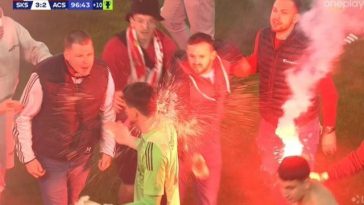 Haos la derbiul oraşului Praga. Meciul dintre Slavia şi Sparta, abandonat după ce fanii au invadat terenul – VIDEO