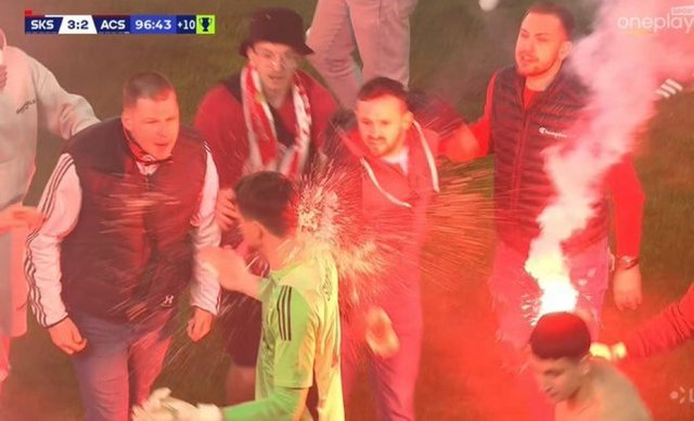 Haos la derbiul oraşului Praga. Meciul dintre Slavia şi Sparta, abandondat după ce fanii au invadat terenul – VIDEO