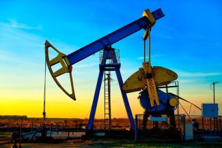 SUA au lăsat să expire derogarea care permitea achiziţiile de petrol rusesc transportat pe mare