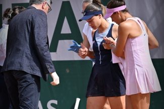 Roland Garros: Turcoaica Zeynep Sönmez s-a retras din turneul de dublu feminin după ce s-a împiedicat de un panou publicitar – VIDEO