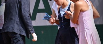 Roland Garros: Turcoaica Zeynep Sönmez s-a retras din turneul de dublu feminin după ce s-a împiedicat de un panou publicitar – VIDEO