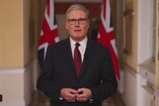 Guvernul din Marea Britanie ridică nivelul de alertă teroristă la „sever” în urma atacului antisemit de la Londra. Premierul a fost huiduit în timpul vizitei la locul atentatului