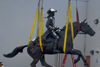 Trump a reinstalat monumentul dedicat unui părinte fondator şi proprietar de sclavi care fusese îndepărtat în 2020