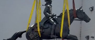 Trump a reinstalat monumentul dedicat unui părinte fondator şi proprietar de sclavi care fusese îndepărtat în 2020