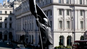 Banksy a confirmat că el este autorul statuii din centrul Londrei – VIDEO