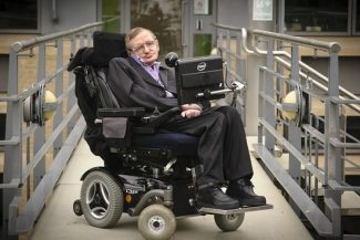 Tatăl lui Stephen Hawking era îngrijorat că fiul său „nu studiază prea mult”, dezvăluie jurnalele acestuia