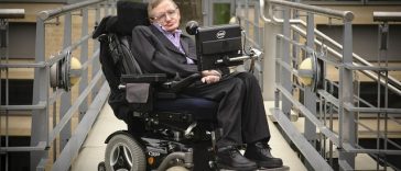 Tatăl lui Stephen Hawking era îngrijorat că fiul său „nu studiază prea mult”, dezvăluie jurnalele acestuia