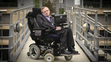 Tatăl lui Stephen Hawking era îngrijorat că fiul său „nu studiază prea mult”, dezvăluie jurnalele acestuia