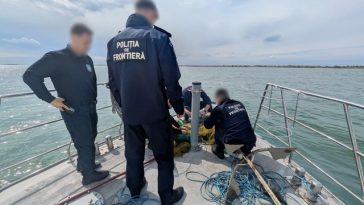 Poliţiştii de frontieră au salvat 17 sturioni care fusese prinşi în plase ilegale în Marea Neagră – VIDEO